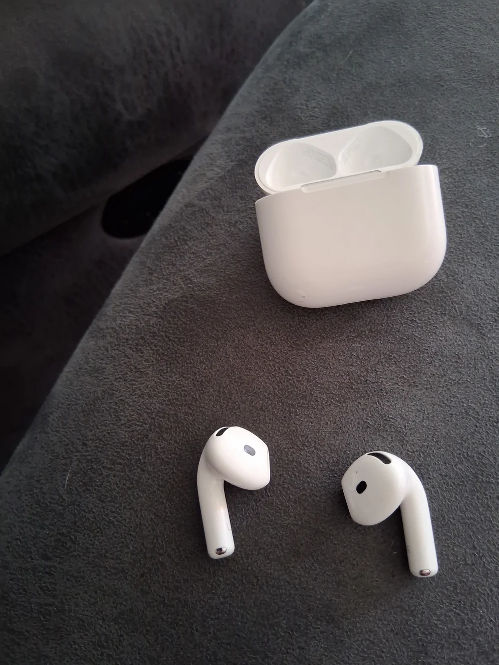 Apple White Wireless Earbuds with White Charging Case and LED. NOISE CANCELATION